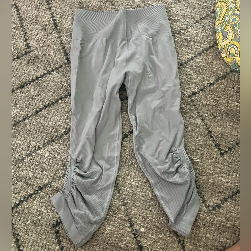 Gray Lululemon cropped capri leggings sz 8